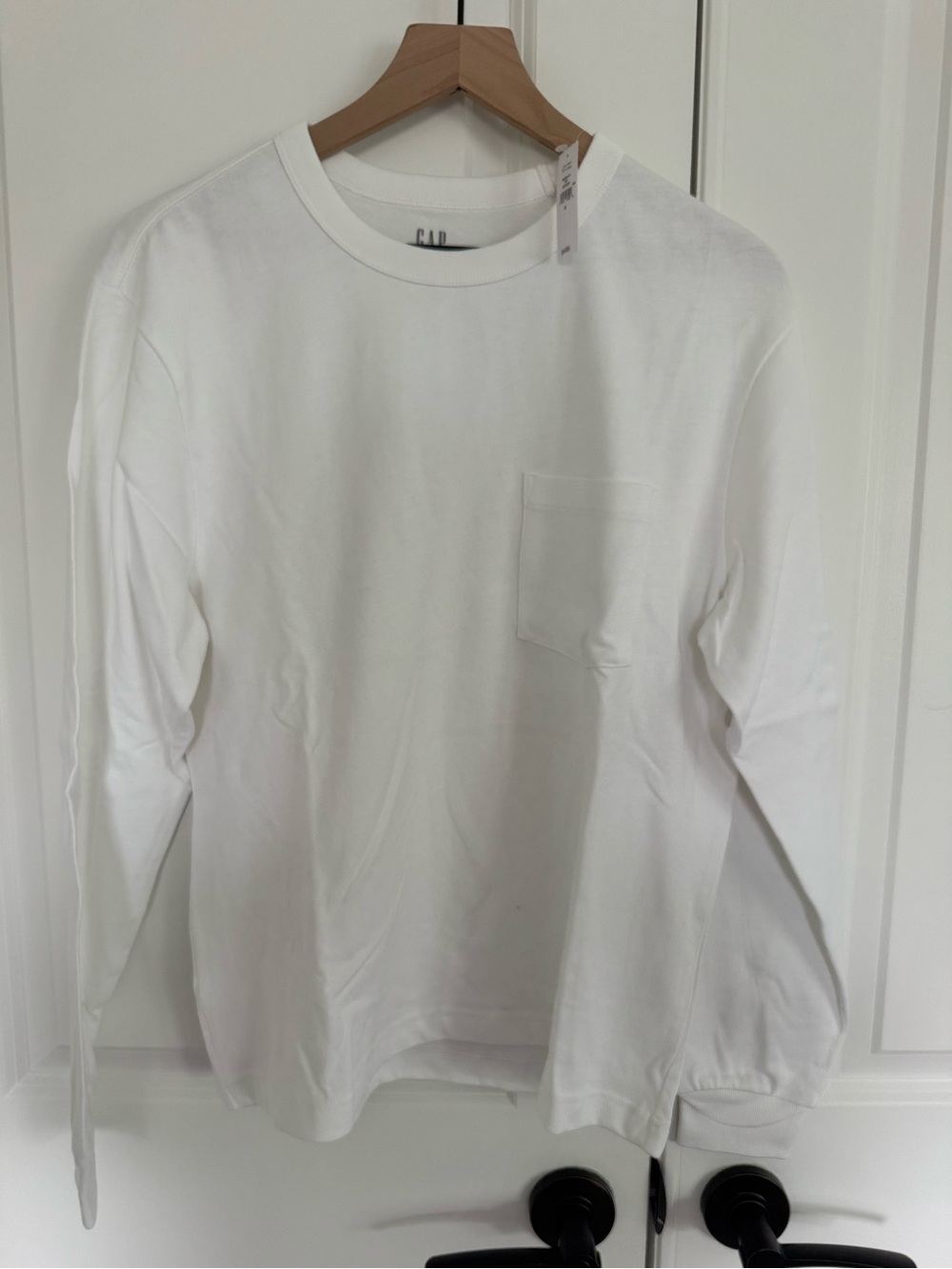 GAP White Long-Sleeve Pocket Tee - Men's Crew